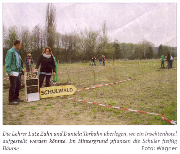 Die-Lehrer Lutz-Zahn-und-Daniela-Torbahn-überlegen-wo-ein-Insektenhotel-aufgestellt-werden-könnte